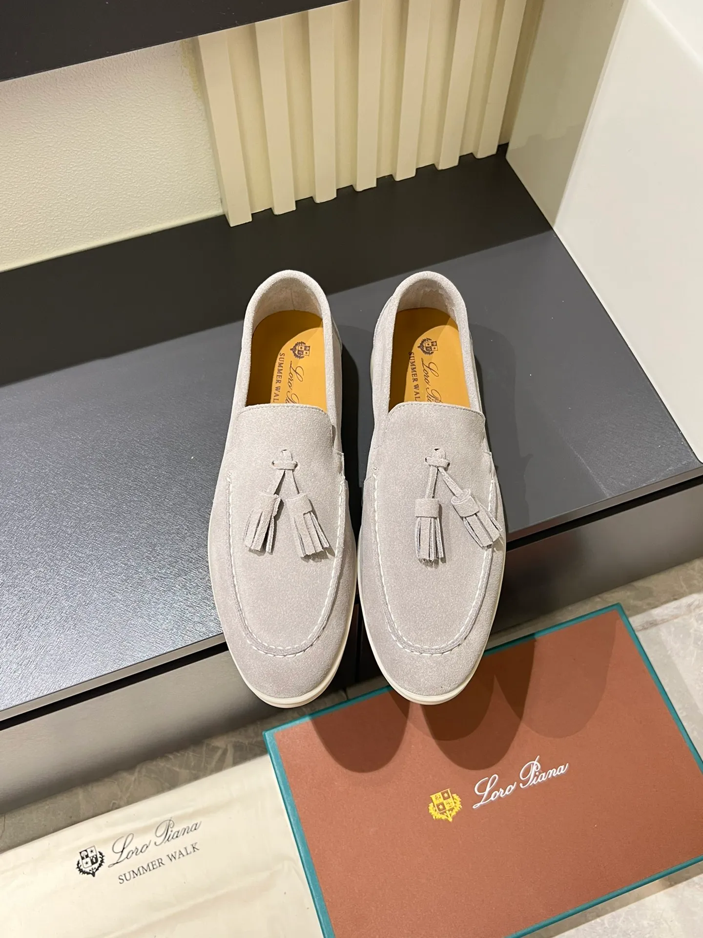 Men's shoes 💰p360 "Loro men's shoes 💰pian'*" Classic L men's shoes for couples 💰p Top version British flat loafers, a must-have item in old money style, the minimalist design is eye-catching and durable, a plus point for dressing The soft foot feel and texture are outstanding. They don’t scratch your feet and are very nice. They are matched with soft and waxy soles. They can be worn daily for a long time without getting tired. They are easy to wear, versatile and classic items, with perfect foot feel and texture! Imported cashmere fabric, the lining is made of imported A-grade water-dyed cow lining, the top version of the genuine leather midsole is sewn with pure handmade mark thread! Size: Female 35-40 (34. Customized) Male 38-44 (45.46. Customized)